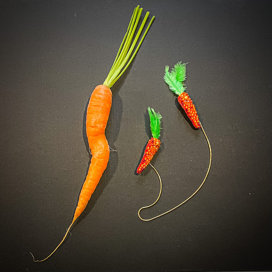 broszki Marchewki broszki połączone łańcuszkiem