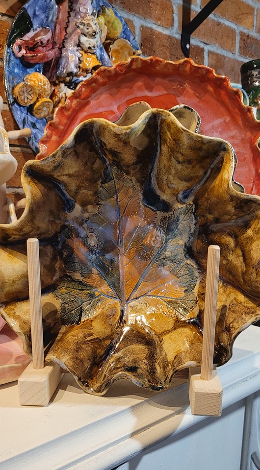 patery i talerze Ceramiczna patera z liściem klonu.