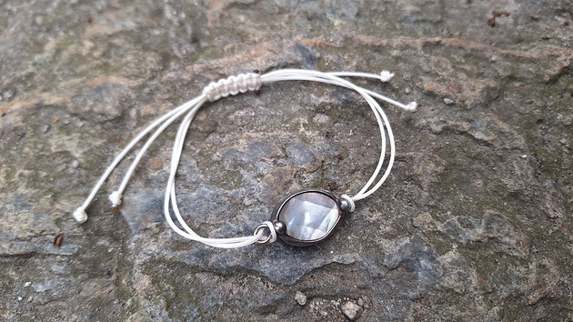 bransoletki wire wrapping Perłowa na lato - bransoletka sznurkowa
