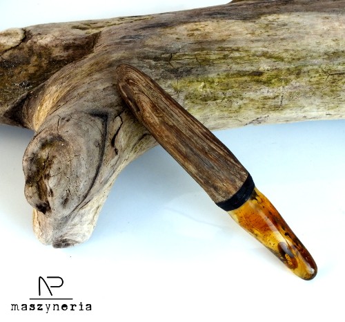 Wood&Amber - Broszka z Inkluzją Maszyneria