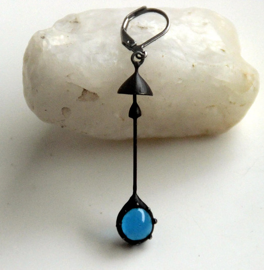 kolczyki - inne Jeden kolczyk w kształcie grzyba z niebieskim szkłem z motywem natury