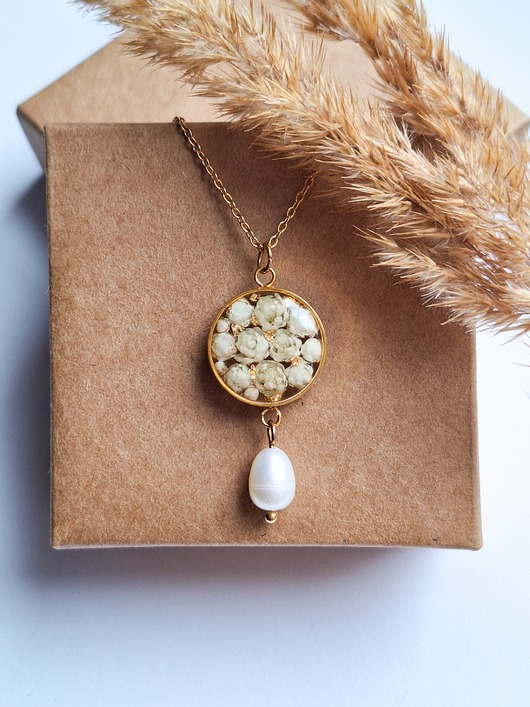 wisiory Wisiorek z żywicy z kwiatami ozothumnusa i perłą