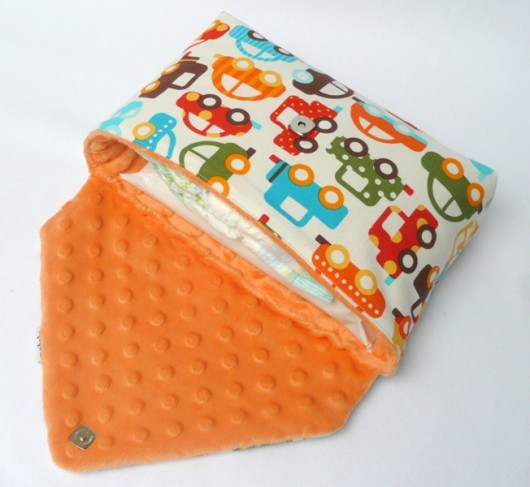 Etui na pieluchy auta mabebe