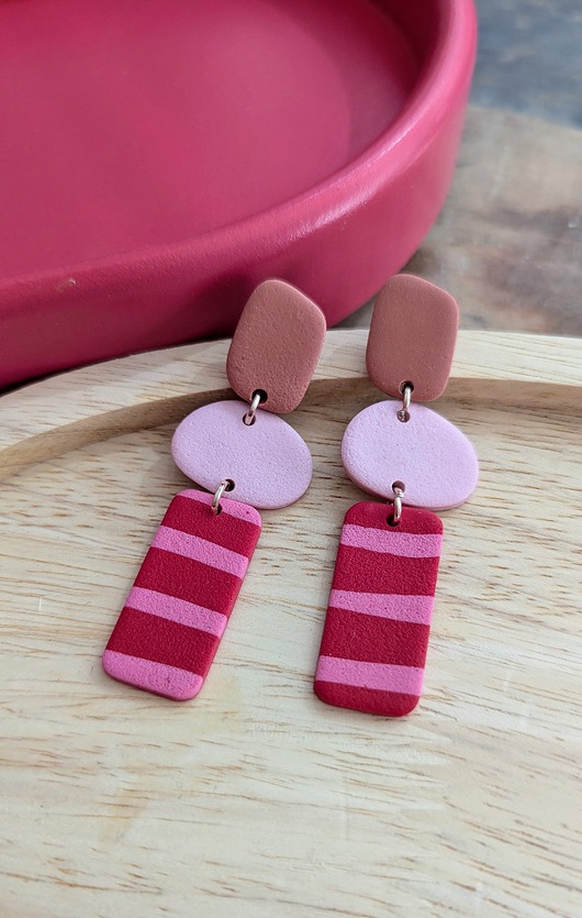 kolczyki z masy plastycznej Kolczyki wiszące w paski