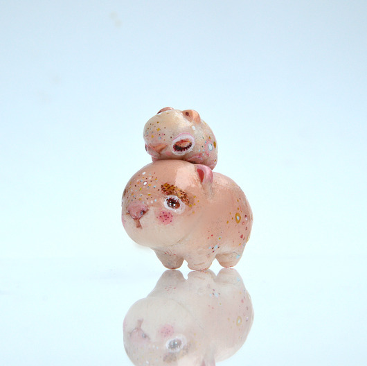 figurki i rzeźby Miniaturowa Figurka Misia - fantastyczne stworzenie z dzieckiem na plecach