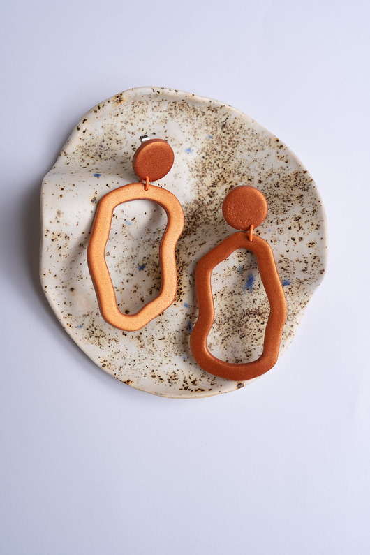 kolczyki z masy plastycznej Wiszące sztyfty w organicznym kształcie