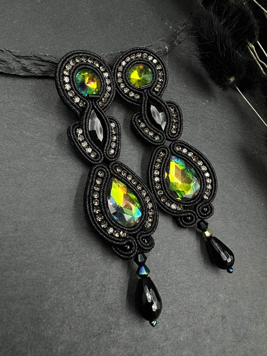 kolczyki soutache Czarne kolczyki sutasz z opalizującymi kryształami