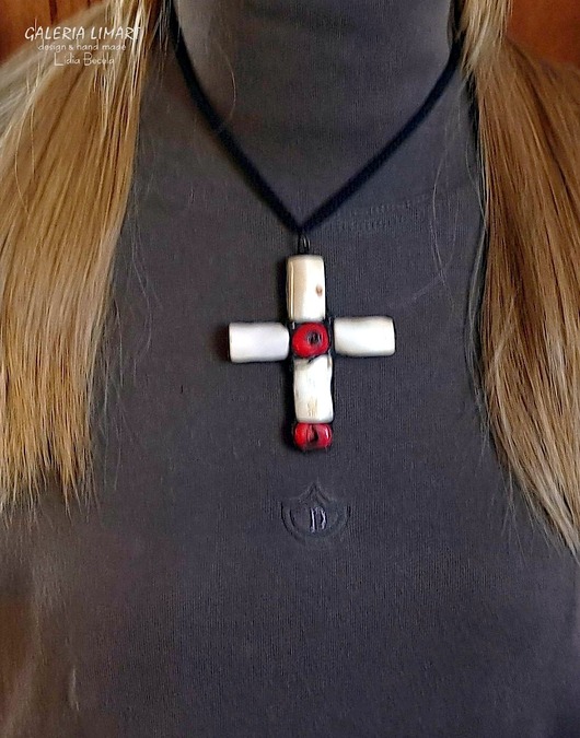 wisiory Unikatowy piękny jedyny w swoim rodzaju krzyżyk z białego prawdziwego korala