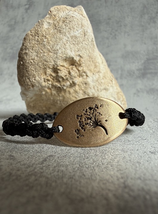 bransoletki na sznurku Bransoletka sznurkowa i odcisk rośliny w brązie