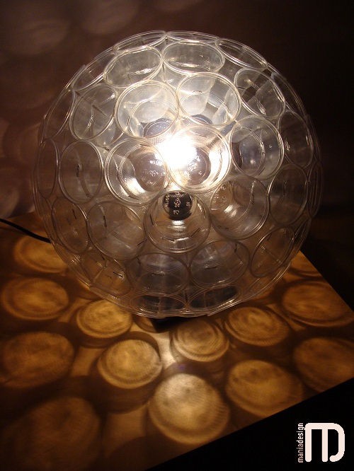 Lampa z małych kubkó PET Mania Design