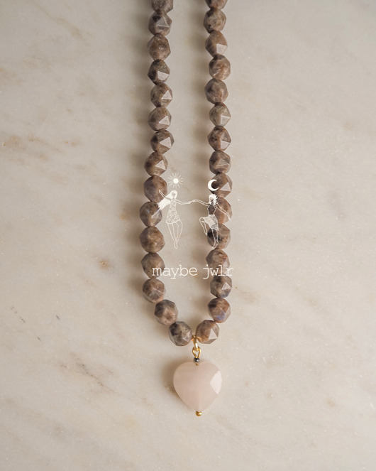 chokery Naszyjnik z ciemnych kamieni jaspis z serduszkiem