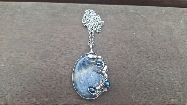 wisiory Sodalit i perły - wisiorek