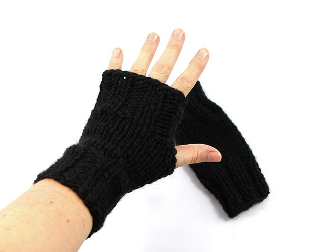 Czarne mitenki unisex zrobione na drutach RękaProduction