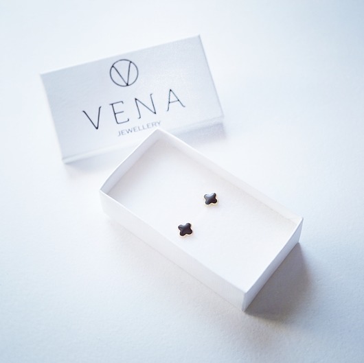 Pozłacane kolczyki koniczyny z czarną emalią VENA Jewellery