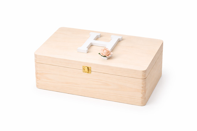 skrzynki, kufry i pudła Drewniane pudełko z literką i różą