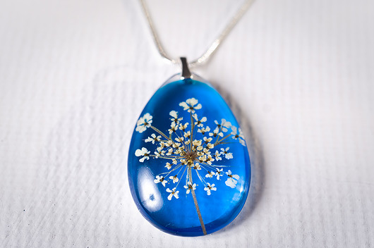 Naszyjnik z kwiatkiem w żywicy So Jewelry