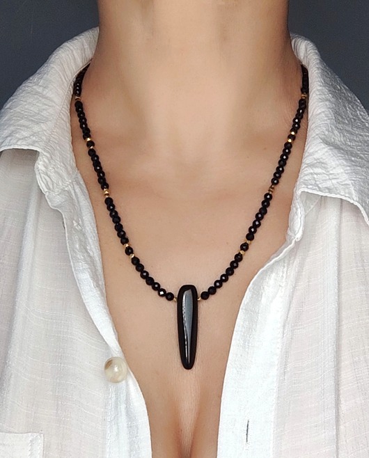 złote naszyjniki Onyksowy grot z czarnym turmalinem