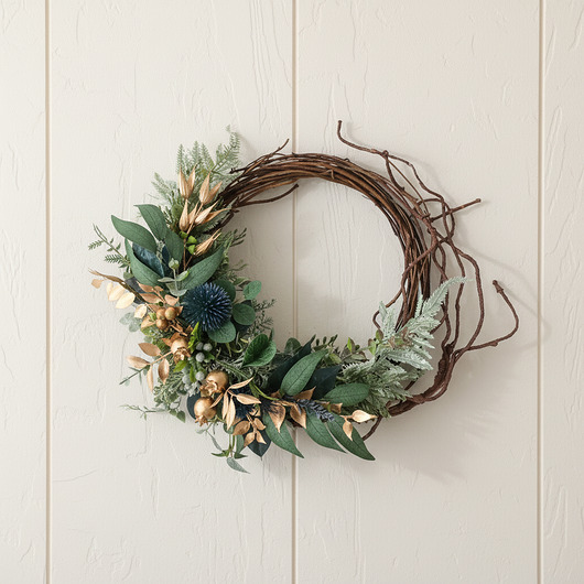 wianki bożonarodzeniowe Asymetryczny wianek niebieskimi z ostami (26cm)