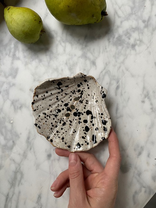 mydelniczki Ceramiczna Mydelniczka Muszelka Muszla Biała w Czarne Ciapki