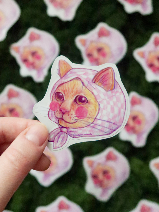 naklejki i wlepy Kot Babuszka w chustce w fioletową kratkę / naklejka winylowa