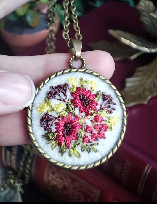 wisiory Haftowany wisiorek z jarząbkiem i kwiatami