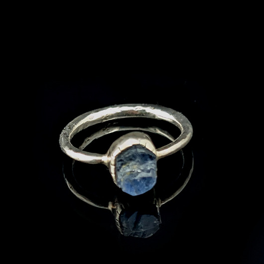 pierścionki srebrne Pierścionek surowy szafirek