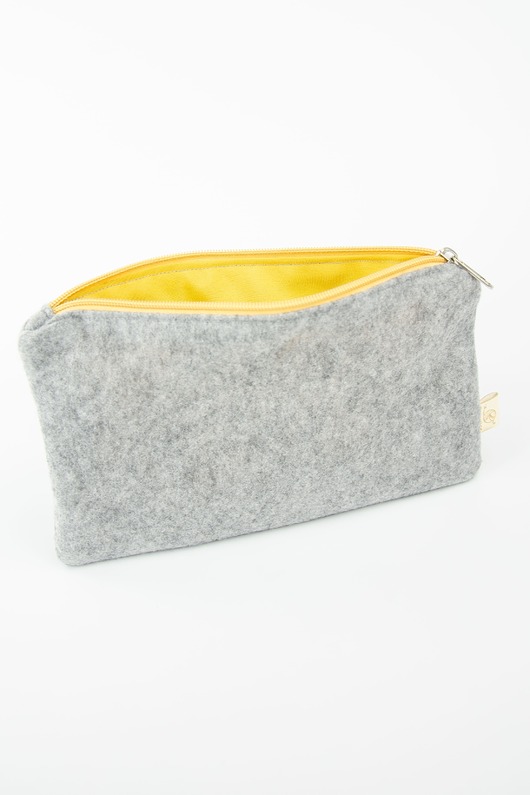 piórniki Piórnik saszetka z filcu szary z żółtą podszewką