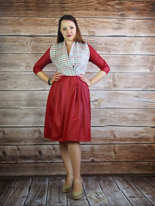 Sukienka Czerwona Wiśnia, Kratka Burberry I WANT APRIL