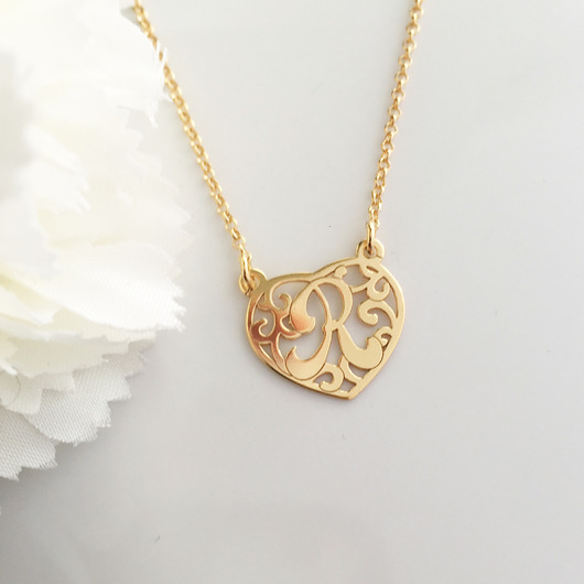 złote naszyjniki NASZYJNIK z literką R , monogram w sercu