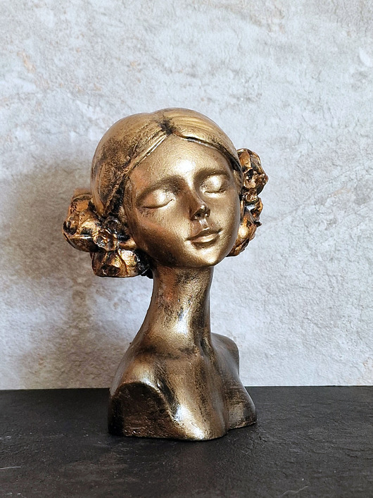 figurki i rzeźby Kwiaty we włosach - rzeźba kobieca wys. 13 cm