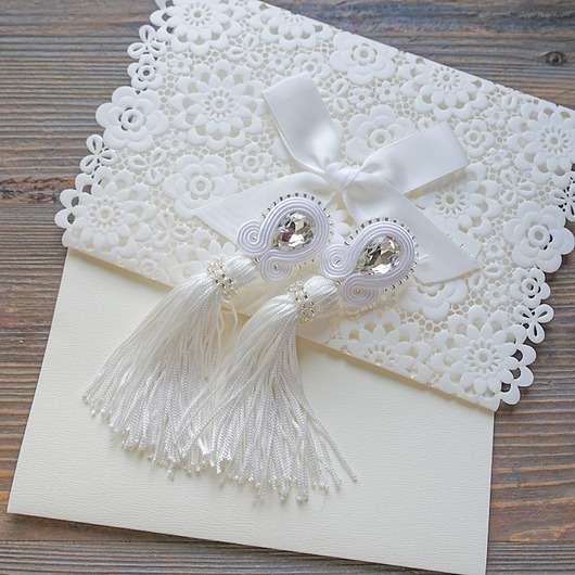 Białe boho kolczyki soutache z chwostami Mró Soutache