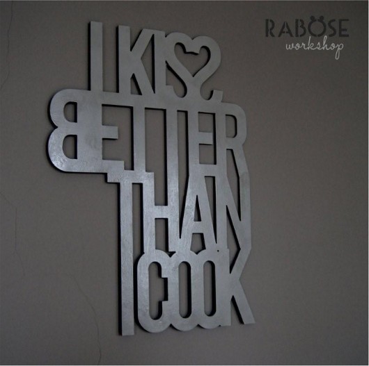 napis I KISS BETTER THAN I COOK Rabose Workshop