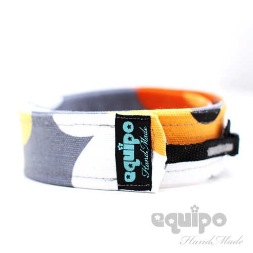 Camera Strap Flower on grey equipo