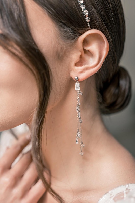 Biżuteria ślubna AURORA - długie kolczyki ślubne z łańcuszkami i cyrkoniami