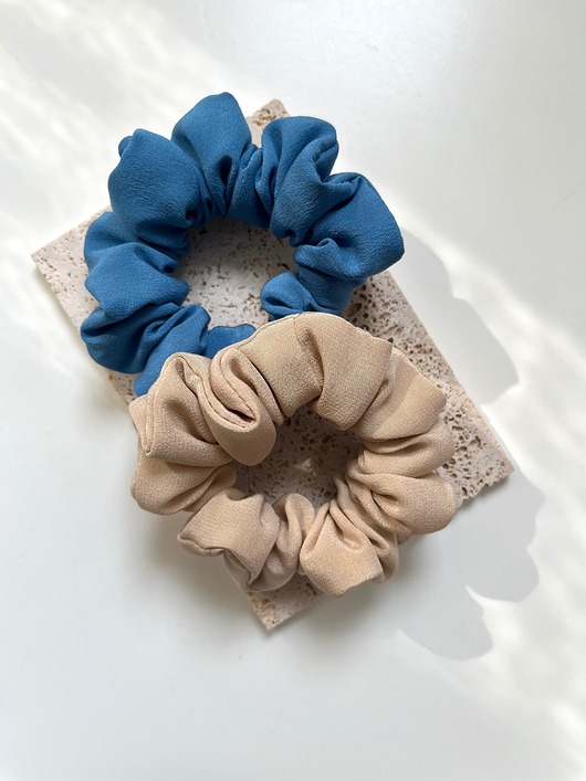 gumki do włosów Zestaw 2 jedwabnych scrunchies Blue & Beige Silk - średnica 9 cm