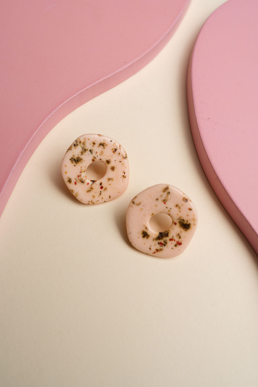 kolczyki z masy plastycznej Sztyfty oponki w nakrapiany wzór