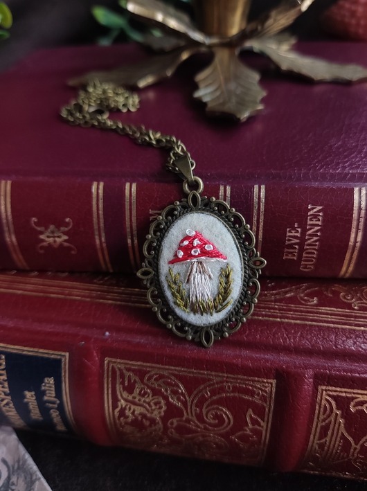 wisiory Haftowana zawieszka z muchomorem