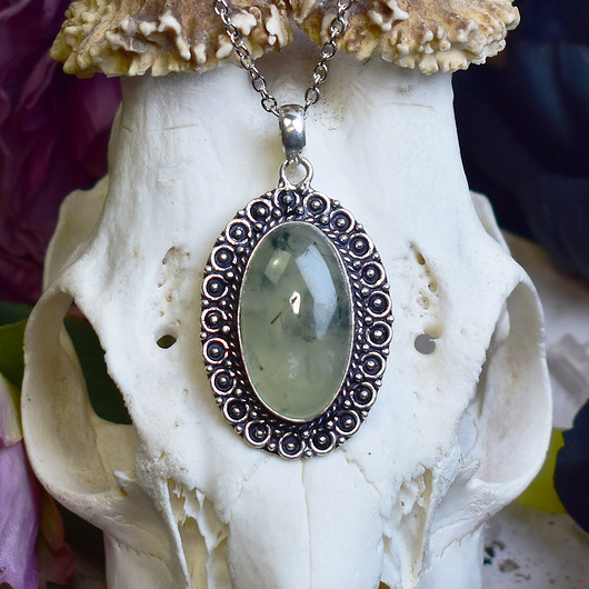 wisiory Miedziany posrebrzany wisiorek z prehnitem