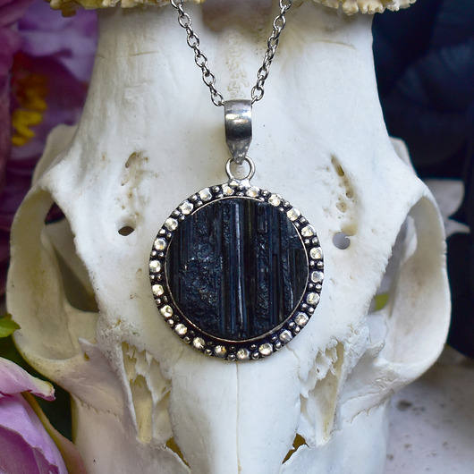 wisiory Miedziany posrebrzany wisiorek z surowym czarnym turmalinem