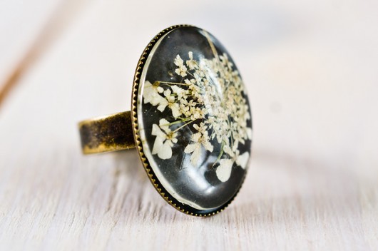Pierścionek z żywicy z białym kwiatkiem So Jewelry