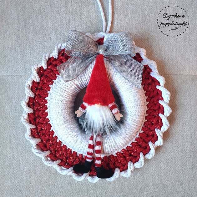 wianki bożonarodzeniowe Wianek świąteczny z Mikołajem biało czerwony 27 cm