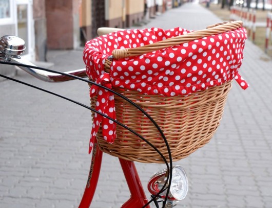 kosz rowerowy z podszewką czerwoną w grochy bajki jak z bajki