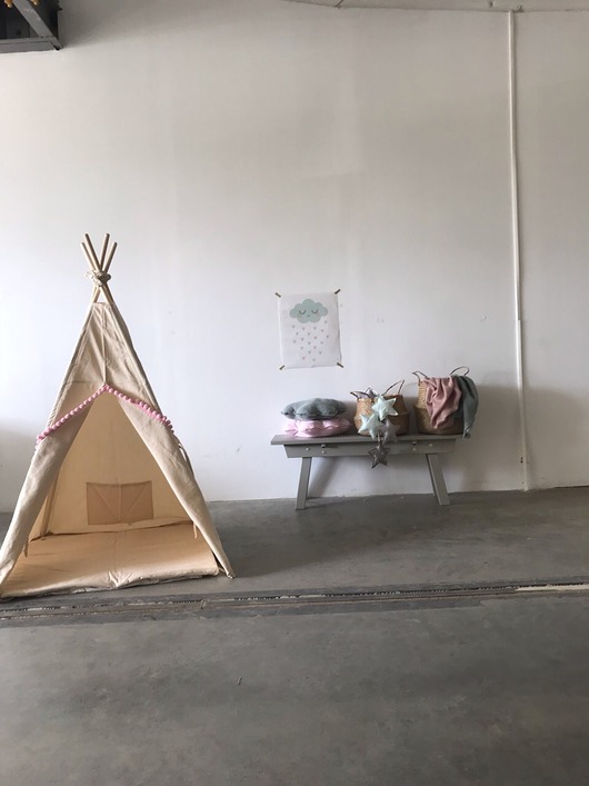 Namiot tipi kremowy z różowymi pomponami -Babo Babo
