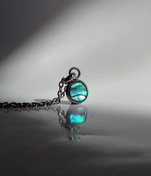 wisiory Minimalistyczny wisiorek z muszlą abalone (paua)
