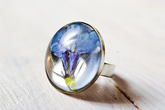 Pierścionek z żywicy z niebieskim kwiatkiem So Jewelry