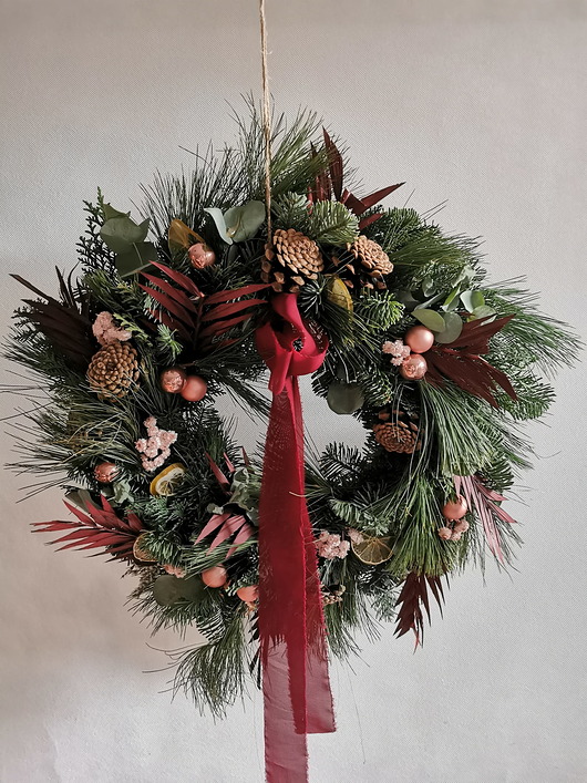 wianki bożonarodzeniowe Wianek świąteczny żywy - bordowy