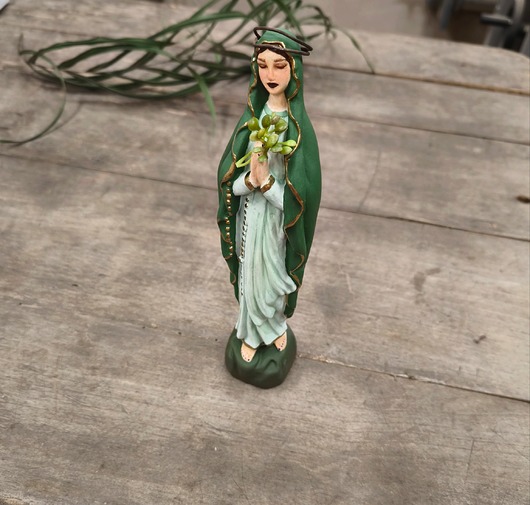 figurki i rzeźby Maryjka w zieleni