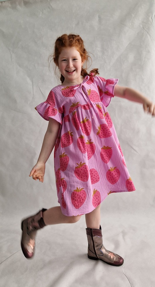 sukienki dla dziewczynki Fioletowa sukienka w truskawki