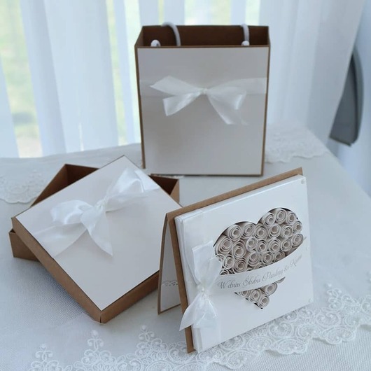 zaproszenia i kartki na ślub Kartka ślubna Perłowa elegancja w pudełku z torebką 