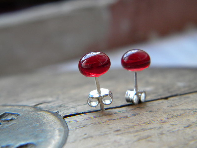 kolczyki wire wrapping Lśniąca czerwień   kropki - sztyfty